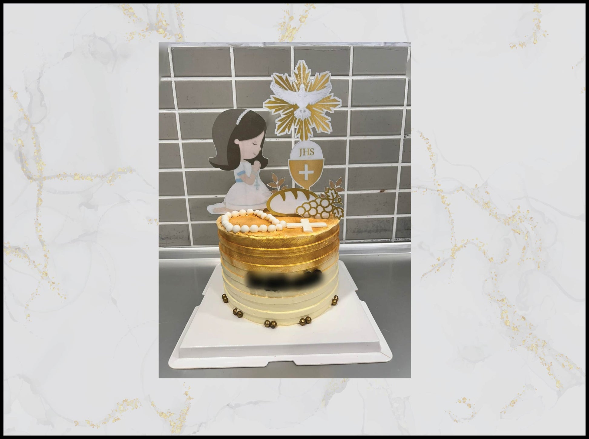 Decorative cake with gold accents and a star-shaped topper macau cake