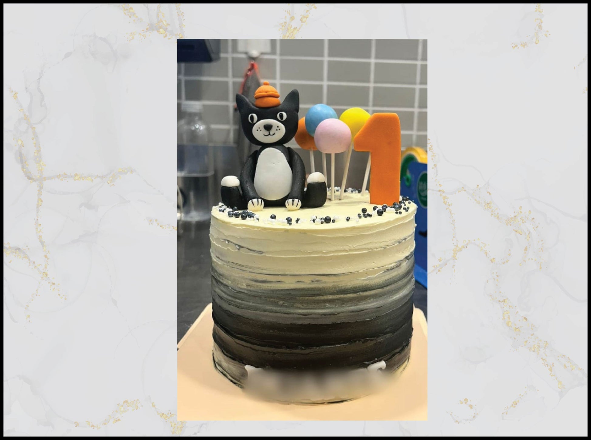 Cake with a jelly cat figurine and colorful balloons macau cake
