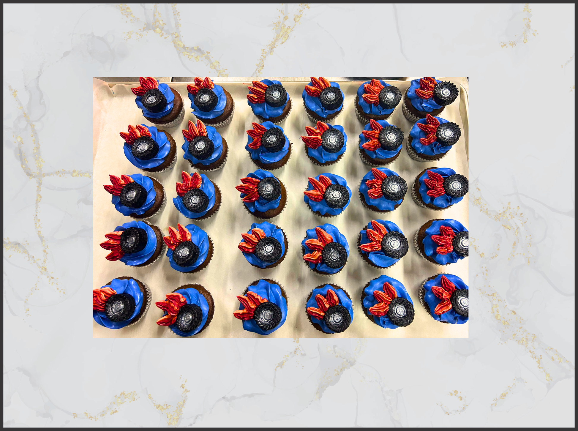 Decorative cupcakes with blue and red icing. hot wheels macau 